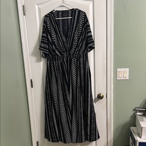 Bloomchic Elegant Black and White Patterned 👗